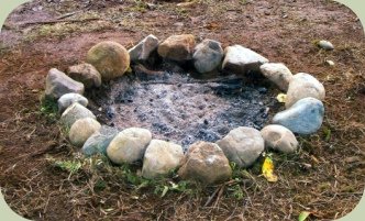 D'où l'utilité de toujours faire un rond de pierres autour de vos feux ! Pensez aux archéologues du futur !