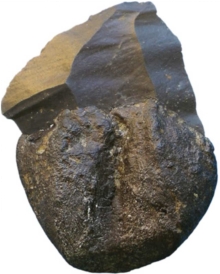 Silex enrobé de colle chauffé au feu, datant de 200 000 ans. Crédits.